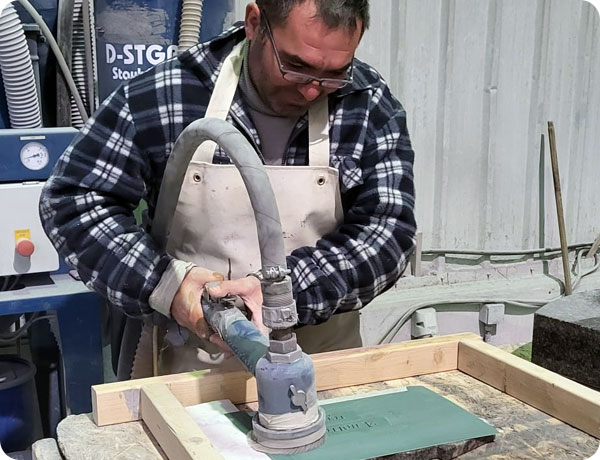 graveur de plaque funéraire dans l'atelier de Liège
