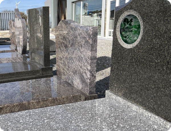 pierre tombale en granit avec gravure image