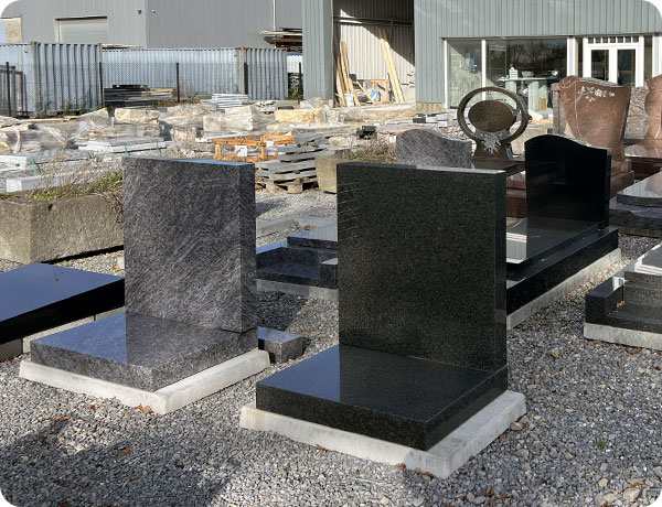 stèles funéraires en marbre et granit